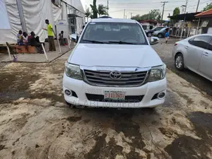 Toyota Hilux SR 4x4 2013 White