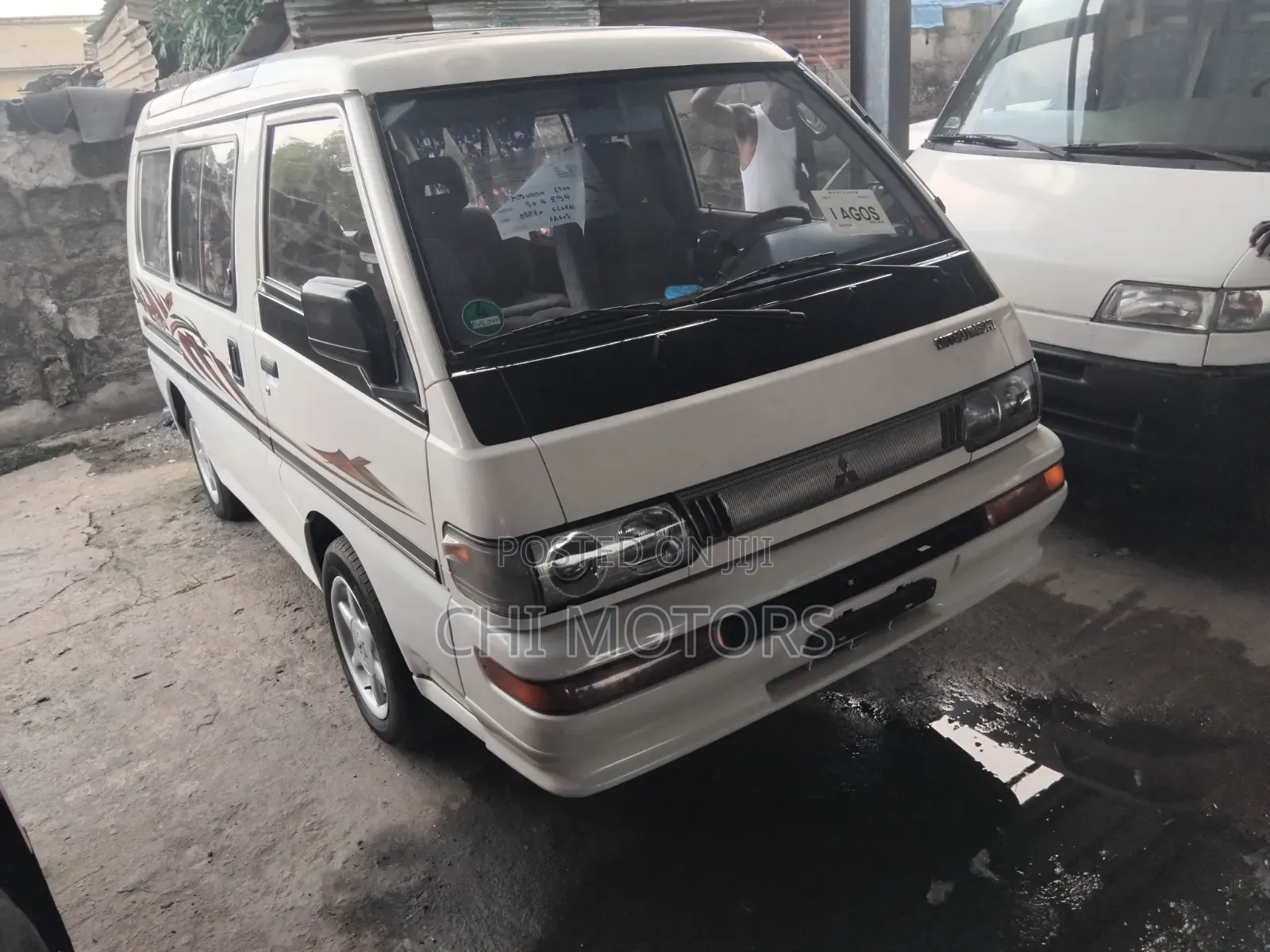 Mitsubishi L300 2005 White