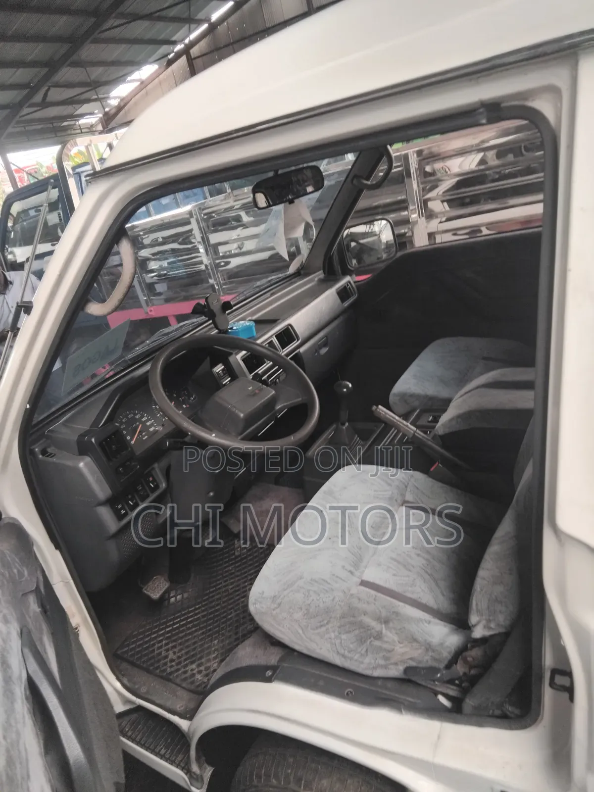 Mitsubishi L300 2005 White
