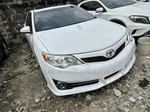 Toyota Camry SE V6 4dr Sedan (3.5L 6cyl 6A) 2012 White