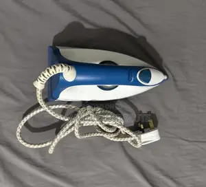 Clean Kenwood 1300w Dry Iron (Dip 210) – Sharp Smooth Gliding