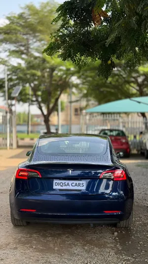 Tesla Model 3 2022 Blue