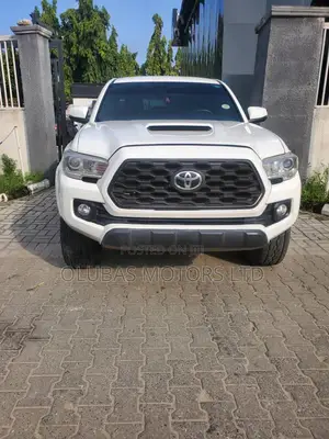 Toyota Tacoma 2024 White