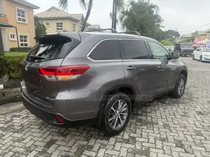 Toyota Highlander XLE 2019 Gray