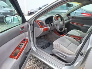 Toyota Camry LE 4dr Sedan (2.4L 4cyl 5M) 2004 Silver