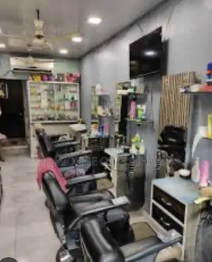 Hairstylist and Barber Needed
