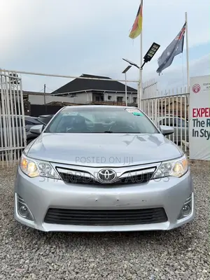 Toyota Camry XLE 4dr Sedan (2.5L 4cyl 6A) 2012 Silver