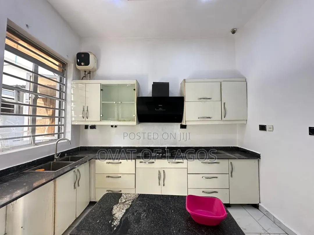 4bdrm Duplex in Chevron Drive for rent
