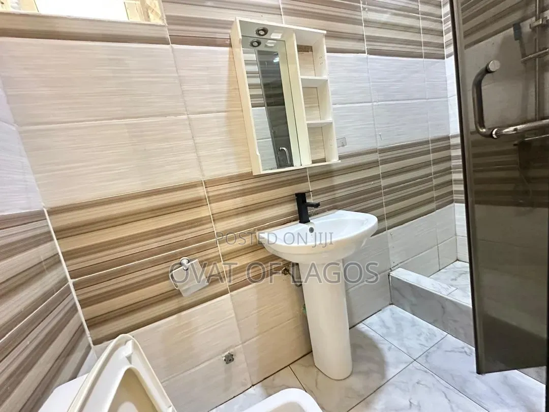 4bdrm Duplex in Chevron Drive for rent