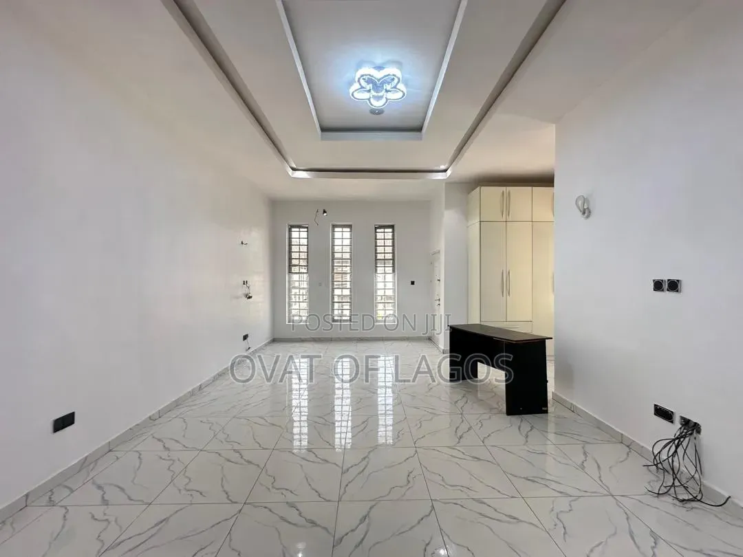 4bdrm Duplex in Chevron Drive for rent