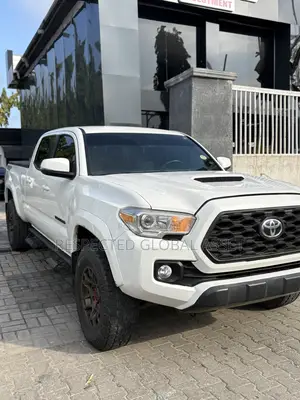 Toyota Tacoma 2024 White