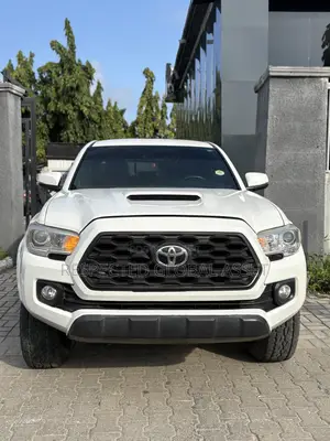 Toyota Tacoma 2024 White