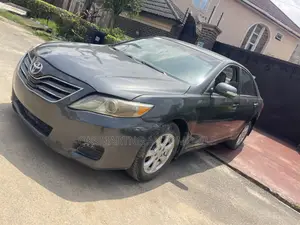 Toyota Camry LE 4dr Sedan (2.5L 4cyl 6A) 2011 Gray