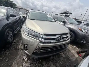 Toyota Highlander XLE 4dr SUV (3.5L 6cyl 6A) 2015 Gold