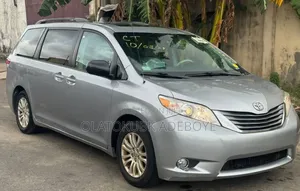 Toyota Sienna XLE AWD 7-Passenger 2013 Silver