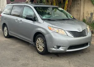 Toyota Sienna 2013 Silver