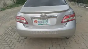 Toyota Camry XLE V6 4dr Sedan (3.5L 6cyl 6A) 2011 Silver
