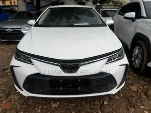 Toyota Corolla XLE 2021 White