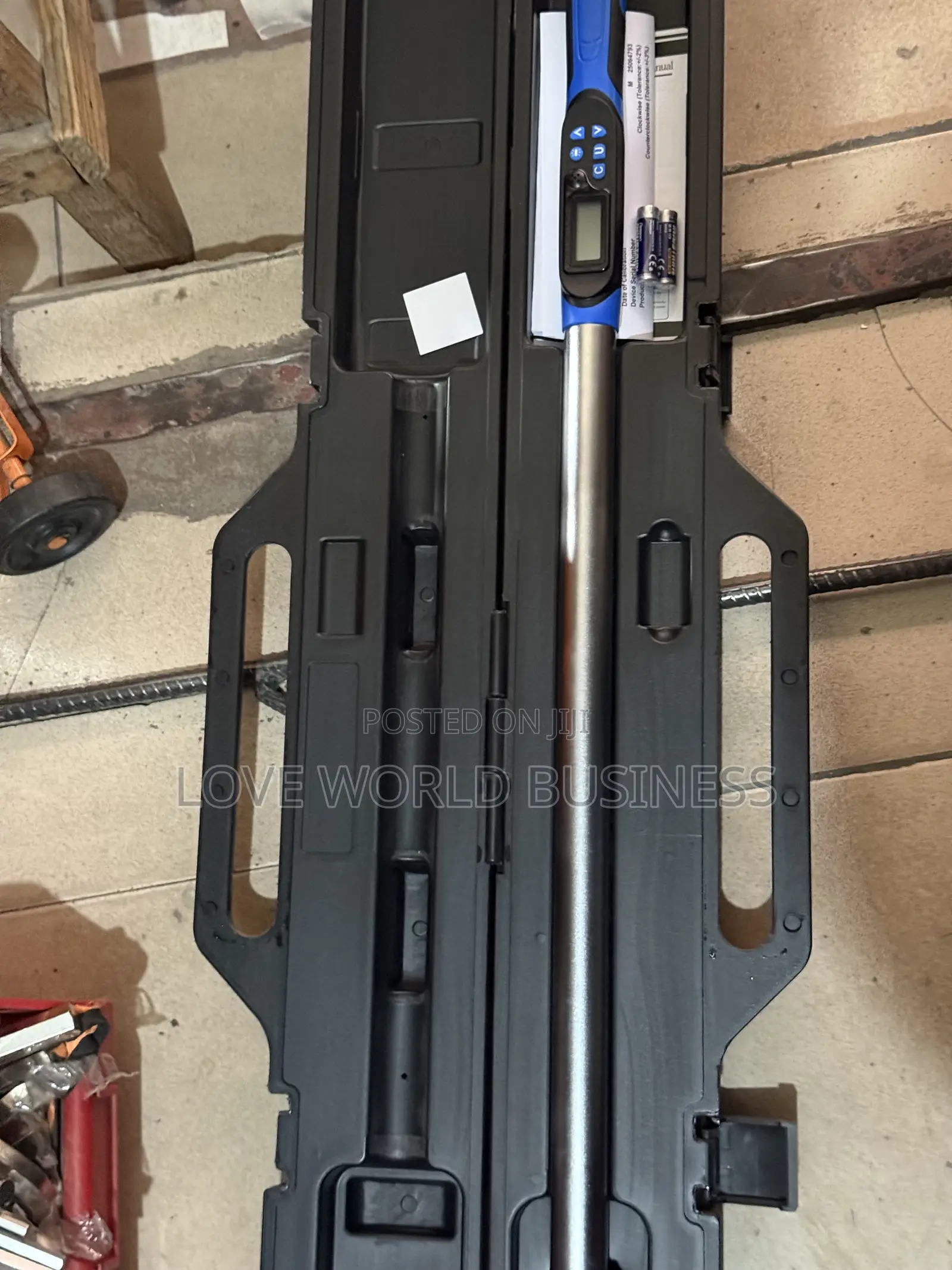 Digital Torque Wrench With an Integrated LCD Display, a Multi-Unit Int