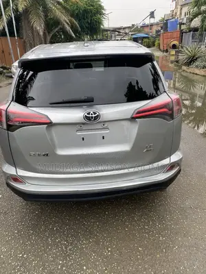 Toyota RAV4 LE 4dr SUV (2.5L 4cyl 6A) 2018 Silver