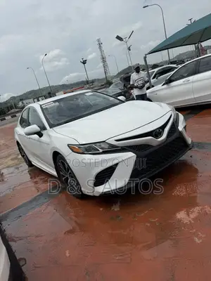 Toyota Camry SE (2.5L 4cyl 8A) 2019 White