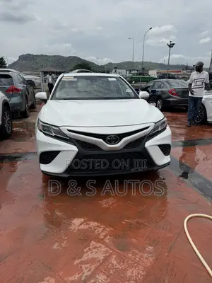Toyota Camry SE (2.5L 4cyl 8A) 2019 White