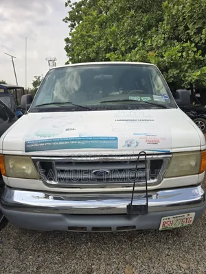 Ford E-350 2005 White