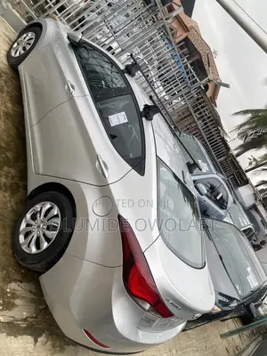 Hyundai Elantra Limited Sedan FWD (1.8L 4cyl 6A) 2016 Silver