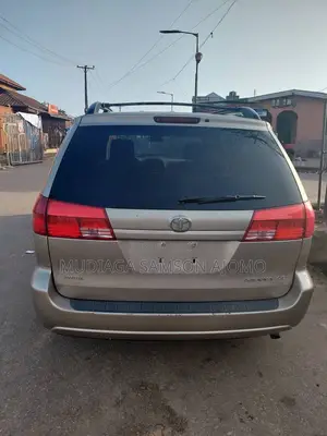 Toyota Sienna CE FWD (3.3L V6 5A) 2004 Gold