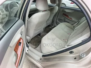 Toyota Corolla LE 4dr Sedan (1.8L 4cyl 4A) 2010 Gold