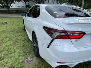 Toyota Camry SE 2021 White