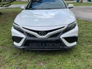 Toyota Camry SE 2021 White