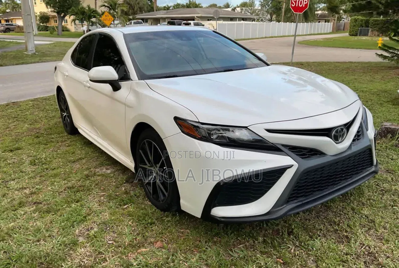 Toyota Camry SE 2021 White