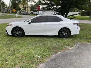 Toyota Camry SE 2021 White