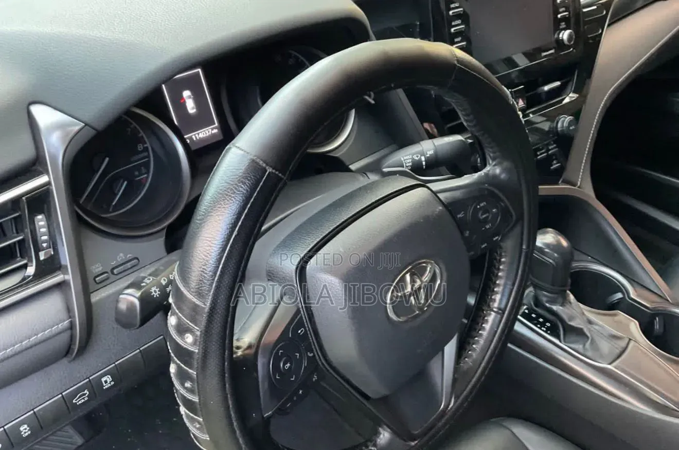 Toyota Camry SE 2021 White