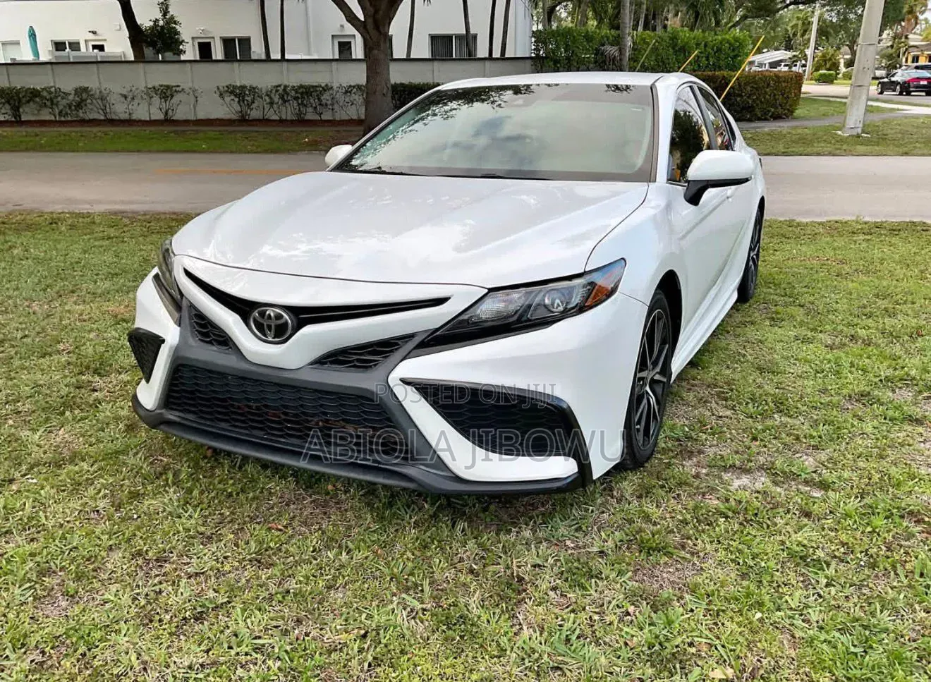 Toyota Camry SE 2021 White