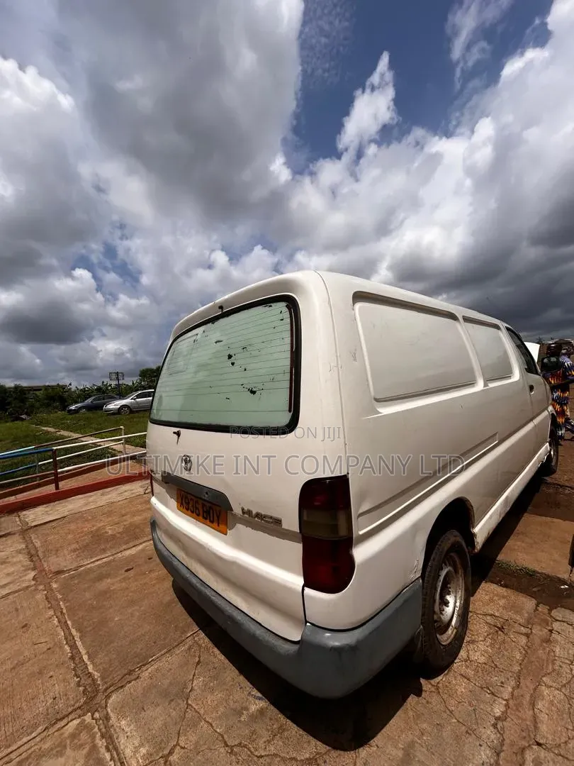 Toyota HiAce 2001 White