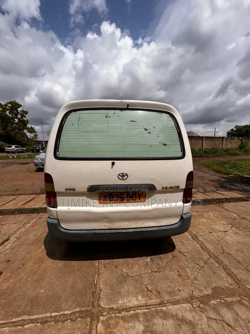 Toyota HiAce 2001 White