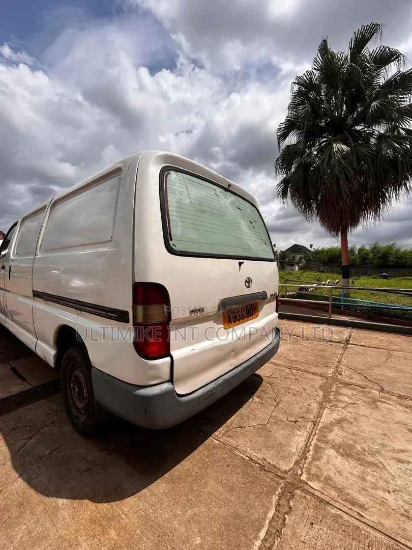 Toyota HiAce 2001 White