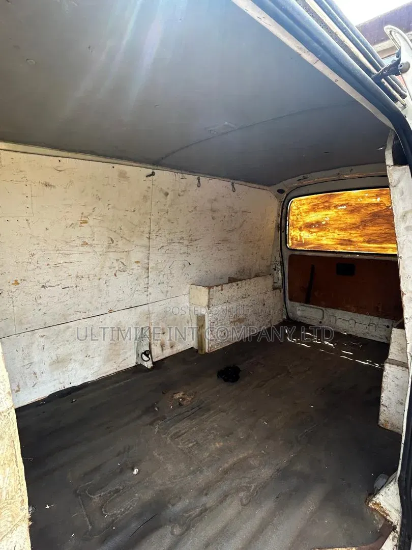 Toyota HiAce 2001 White