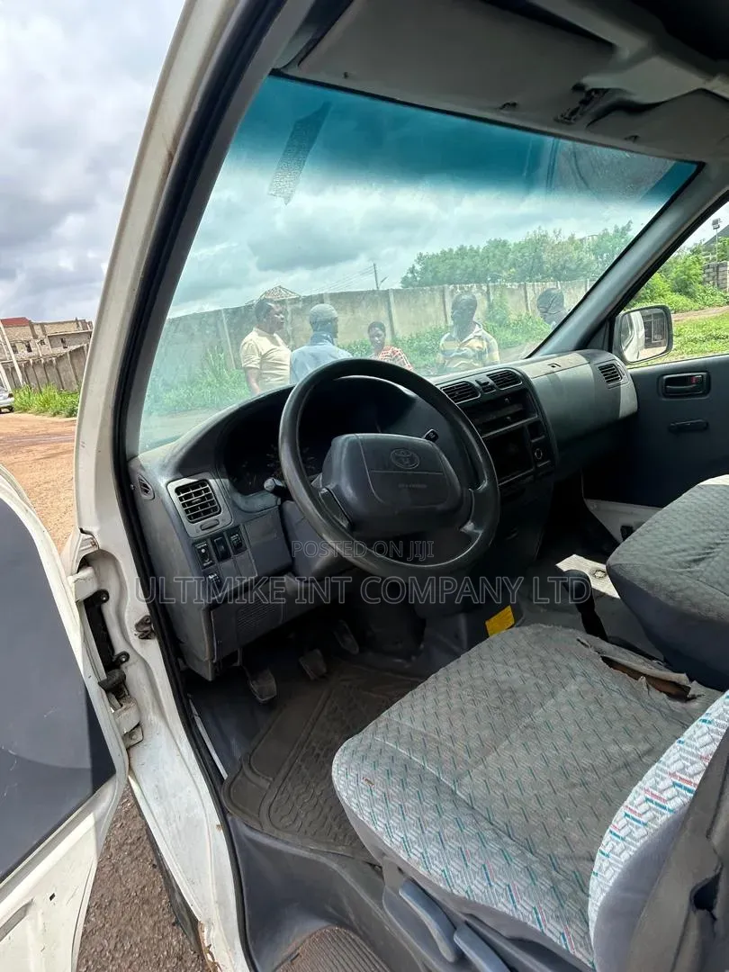 Toyota HiAce 2001 White