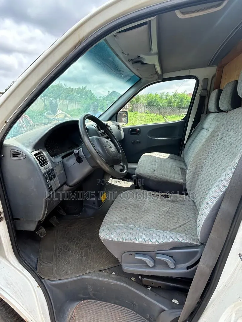 Toyota HiAce 2001 White