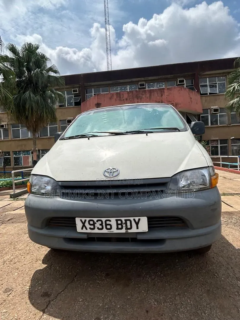 Toyota HiAce 2001 White