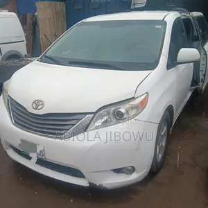 Toyota Sienna LE 8 Passenger 2011 White