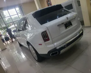 Rolls-Royce Cullinan Black Badge 2022 White