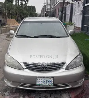 Toyota Camry LE 4dr Sedan (2.4L 4cyl 5A) 2005 Gold