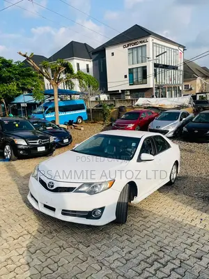 Toyota Camry SE 4dr Sedan (2.5L 4cyl 6A) 2013 White
