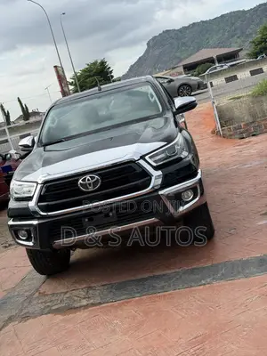 Toyota Hilux 2024 Black