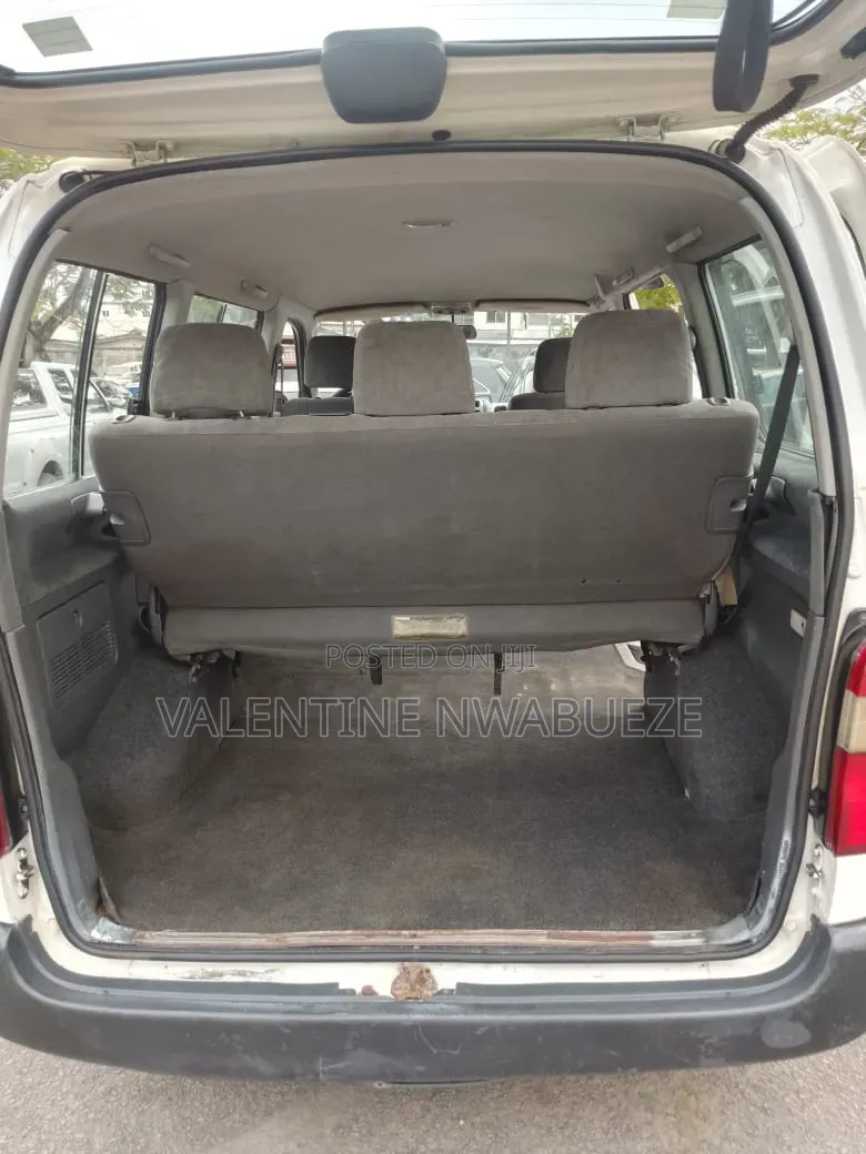 Toyota HiAce 2002 White