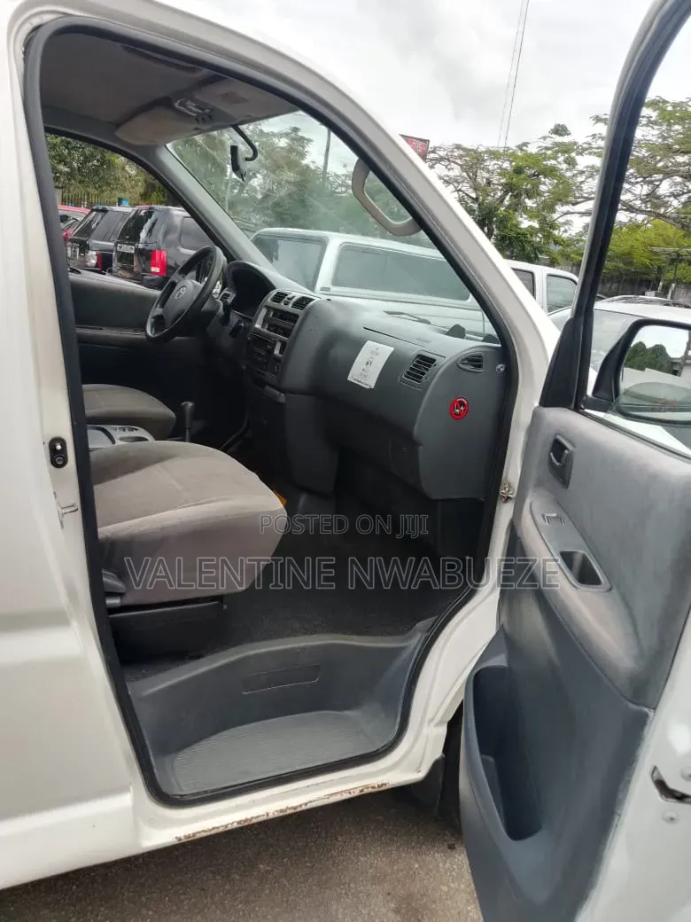 Toyota HiAce 2002 White